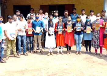 मातृवंदना प्रतिष्ठानतर्फे शैक्षणिक साहित्य वाटप