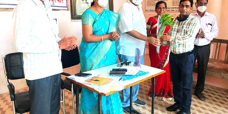 प्रा.सरदार पावरा यांना कर्तृत्वान शिक्षक पुरस्कार