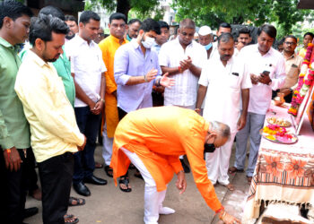 मा.उपनगराध्यक्ष स्व.राजेंद्रभाऊ माळी यांच्या स्मरणार्थ नंदुरबार नगरपालीकेमार्फत माळीवाड्यात नवीन प्रवेशद्वार बांधकामाचे मा.आ.चंद्रकांत रघुवंशी  यांच्या हस्ते भूमिपूजन