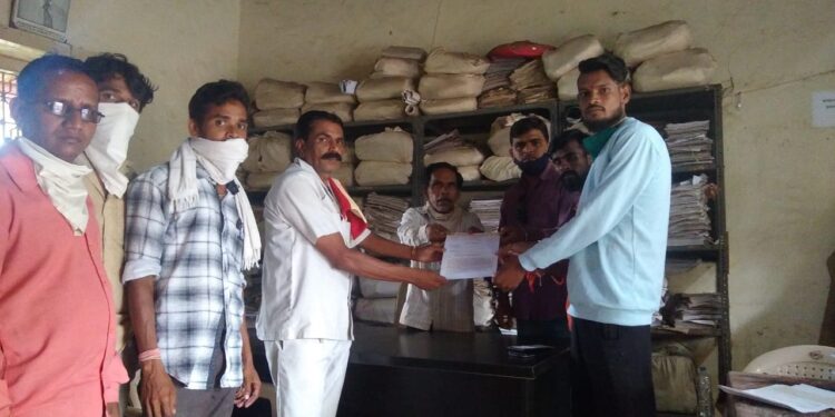 वनविभागाने केलेल्या कारवाईचा निषेध करत आदिवासी टायगर सेनेतर्फे धडगाव व शहादा वनविभागाला दिले निवेदन