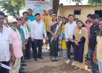 मनरद येथे आदिवासी युवा संघटनेचे फलक अनावरण