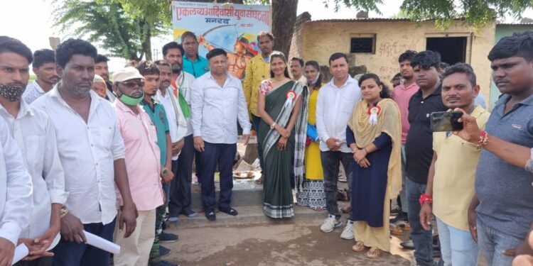 मनरद येथे आदिवासी युवा संघटनेचे फलक अनावरण