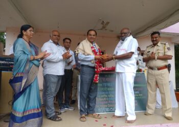 भालेर  येथील श्रीमती क.पु.पाटील माध्य. व उच्च माध्यमिक विद्यालय विद्यालयात  शिक्षणाधिकारी एम. व्ही. कदम व पोलीस निरीक्षक अरविंद पाटील यांचा सत्कार