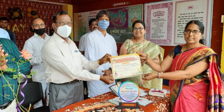 नंदुरबार येथील एस.ए.मिशन हायस्कूलमध्ये  शिक्षक उत्साहात साजरा