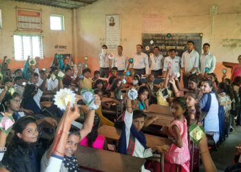 वनवासी विद्यालयात 100 विद्यार्थ्यांनी तयार केली गणपतीची प्रतिकृती