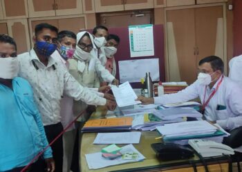 महाराष्ट्रातील शेतमजुरांना रोजगार हमी योजनेमध्ये समाविष्ट करण्याच्या मागणीसाठी भारतीय किसान सेनेतर्फे मुख्यमंत्री उद्धव ठाकरे यांना निवेदन