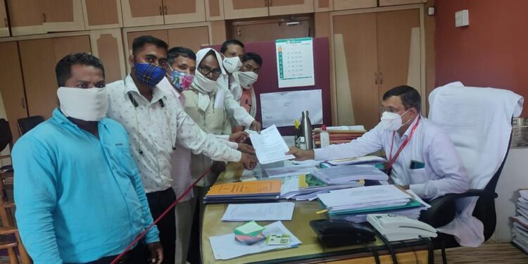 महाराष्ट्रातील शेतमजुरांना रोजगार हमी योजनेमध्ये समाविष्ट करण्याच्या मागणीसाठी भारतीय किसान सेनेतर्फे मुख्यमंत्री उद्धव ठाकरे यांना निवेदन