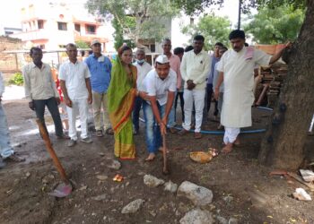 उमर्दे खुर्द येथे ग्रामपंचायतिच्या नवीन इमारतीचे  सरपंच अरविंद ठाकरे यांनी सपत्नीक केले भूमिपूजन