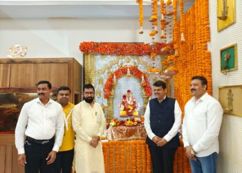 विरोधी पक्षनेते देवेंद्र फडवणीस  यांच्या घरी श्रीं चे भाजपा जिल्हाअध्यक्ष विजय चौधरी, आ.राजेश पाडवी, मा.आ.शिरीष चौधरी यांनी घेतले दर्शन