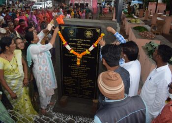 नवापूर तालुक्यातील करंजाळी येथे खा. डॉ.हिना गावीत यांच्या हस्ते ग्रामस्तरीय बाजारपेठेचे उद्घाटन