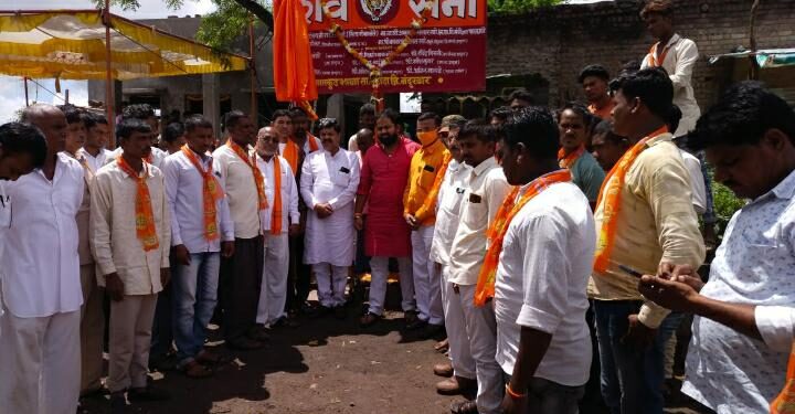 मातकुट येथे ‘ गाव तेथे शाखा , घर तेथे शिवसैनिक ‘ या अभियानांतर्गत शिवसेना जिल्हाप्रमुख डॉ.विक्रांत मोरे यांच्या हस्ते शाखा फलकाचे अनावरण