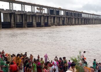 प्रकाशा येथे ऋषीपंचमी निमित्त महिलांची झाली अलोट गर्दी झाली, स्नानघाट बंद करण्यात आल्याने महिला व व्यावसायिकांनी व्यक्त केली नाराजी