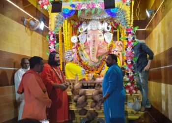 पंच अग्नी आखाड्याचे महामंंत्री श्री.सोमेश्वरानंदजी महाराज यांनी घेतले श्री.दादा गणपतीचे दर्शन