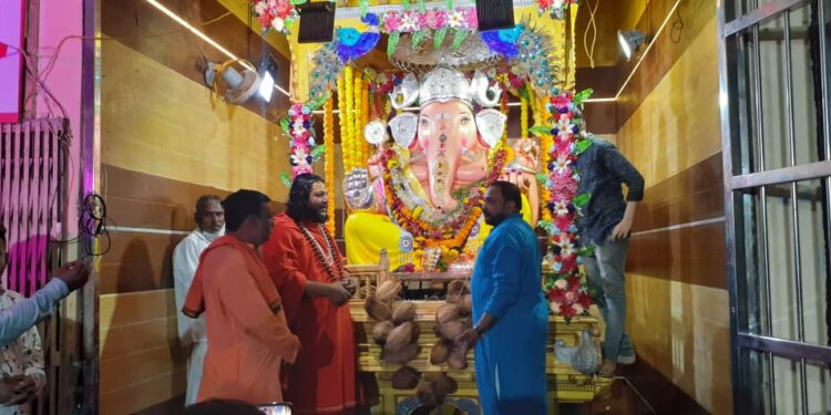 पंच अग्नी आखाड्याचे महामंंत्री श्री.सोमेश्वरानंदजी महाराज यांनी घेतले श्री.दादा गणपतीचे दर्शन