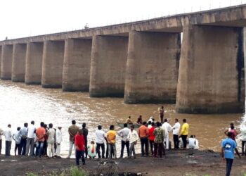 पूजेसाठी आलेले दोघे भाऊ तापीत गेले वाहून गेले, एकाला वाचविण्यात यश, दुसरा बेपत्ता
