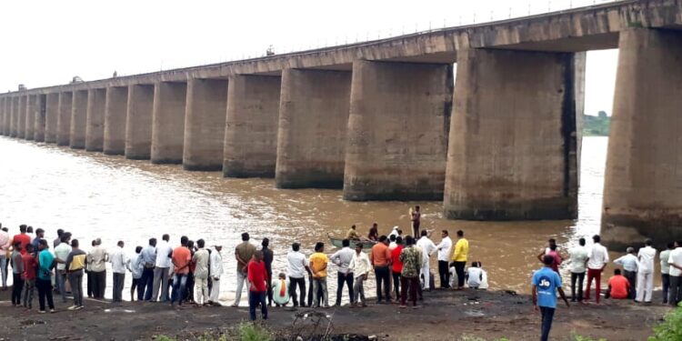 पूजेसाठी आलेले दोघे भाऊ तापीत गेले वाहून गेले, एकाला वाचविण्यात यश, दुसरा बेपत्ता