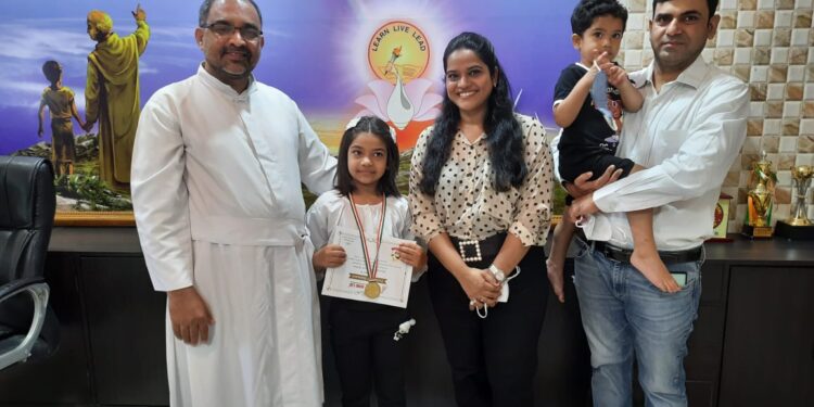 मेंटल मॅथ्स कॉम्पिटीशनमध्ये पैकीच्या पैकी गुण मिळवित धनिषा ठाकरेने पटकावले गोल्ड मेडल