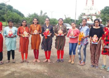 प्रकाशात येथे पाच दिवसाचे गणपतीचे भावपूर्वक विसर्जन