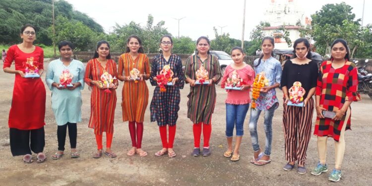 प्रकाशात येथे पाच दिवसाचे गणपतीचे भावपूर्वक विसर्जन