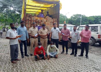 खापर येथे साडे तेवीस लाखाच्या अवैध विदेशी मद्यासह, ३८ लाखाचा मुद्देमाल जप्त, दोघांना अटक, राज्य उत्पादन शुल्क भरारी पथकाची कारवाई