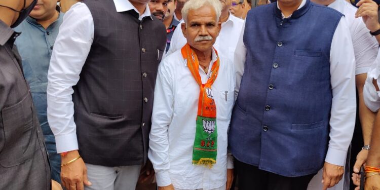 माजी सभापती सतिष वळवी यांचा विरोधी पक्षनेते देवेंद्र फडणवीस यांचा उपस्थितीत भाजपात प्रवेश