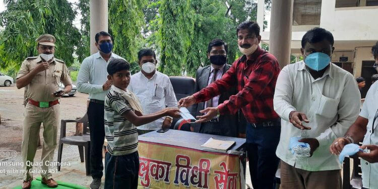 तळोदा तालुक्यात विधी सेवा समितीच्या वतीने कायदेविषयक मार्गदर्शन शिबिर