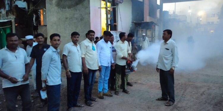 शनिमांडळसह परिसरात सामाजिक कार्यकर्ते जगदिश पाटील यांच्यासह गावातील तरुणांकडून स्वखर्चातुन धुरळ फवारणी