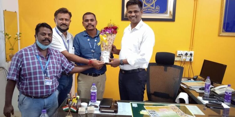 प्रहार शिक्षक संघटनेच्या वतीने पोलीस निरीक्षक रविंद्र कळमकर यांचा सत्कार