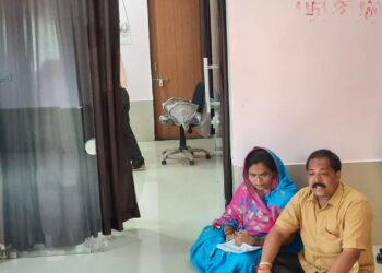 तळोदा येथे शिवसेनेच्या नगरसेविकेचा मुख्याधिकारी यांच्या दालना बाहेर तीन तास ठिय्या