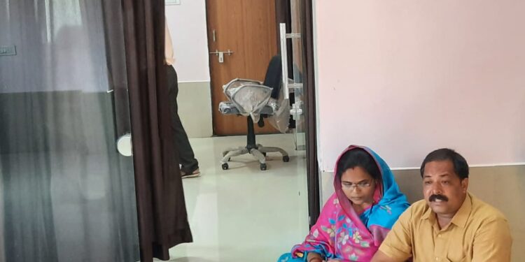 तळोदा येथे शिवसेनेच्या नगरसेविकेचा मुख्याधिकारी यांच्या दालना बाहेर तीन तास ठिय्या
