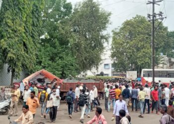 नंदुरबार शहरातील अंधारे चौकात भरधाव  ट्रॅक्टर रुग्णालयाच्या भिंतीला धडकले,  अंगावरून ट्रॉलीचे चाक गेल्याने चालकाचा मृत्यू