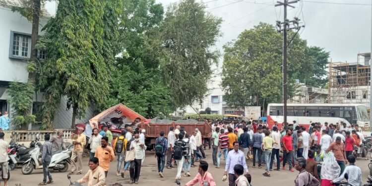 नंदुरबार शहरातील अंधारे चौकात भरधाव  ट्रॅक्टर रुग्णालयाच्या भिंतीला धडकले,  अंगावरून ट्रॉलीचे चाक गेल्याने चालकाचा मृत्यू