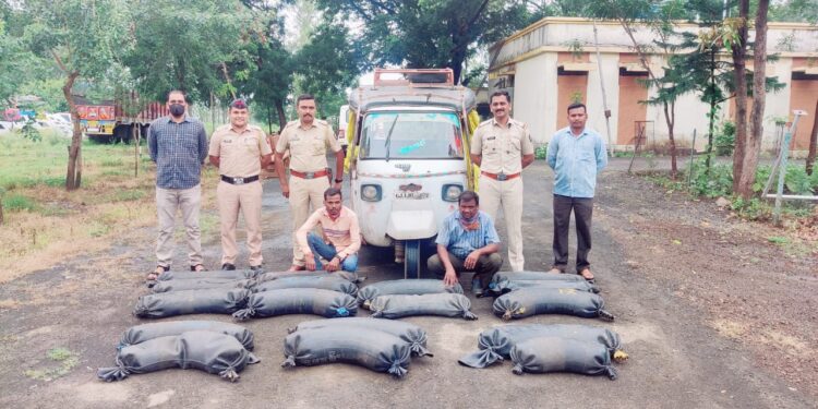 अवैध गावठी हातभट्टी दारु वाहतुक करणार्या रिक्षासह ९० हजाराचा मुद्देमाल जप्त,दोघांना अटक, विसरवाडी पोलीसांची कारवाई