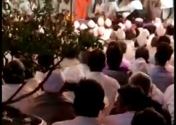 किर्तन करतांना किर्तनकार ताजुद्दिन महाराज शेख यांचे निधन