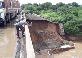 तापी पुलाच्या टाकरखेडा कडील भराव गेला वाहून