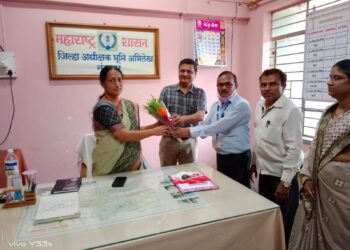 नंदुरबार भुमी अभिलेख कार्यालयात जिल्हा अधिक्षक पदाचा श्रीमती स्वाती लोंढे यांनी पदभार स्वीकारला