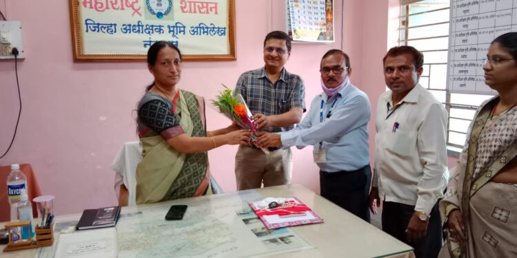 नंदुरबार भुमी अभिलेख कार्यालयात जिल्हा अधिक्षक पदाचा श्रीमती स्वाती लोंढे यांनी पदभार स्वीकारला