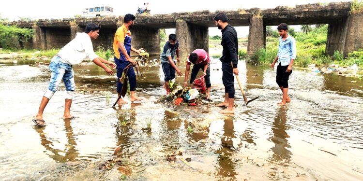 मातृवंदना प्रतिष्ठानतर्फे शिवण नदीची साफसफाई