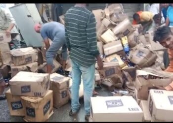वावद येथे मद्याची वाहतूक करणारे वाहन उलटले