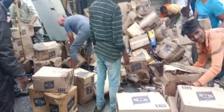 वावद येथे मद्याची वाहतूक करणारे वाहन उलटले