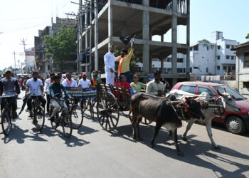 नंदुरबार येथे बैलगाडीसह सायकल रॅली काढून इंधन दरवाढीचा निषेध