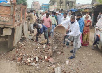 नवापूर येथील देवळफळी भागात गांधीगिरी करत नागरिकांनी स्वखर्चाने बुजले खड्डे