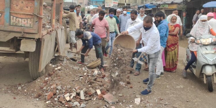 नवापूर येथील देवळफळी भागात गांधीगिरी करत नागरिकांनी स्वखर्चाने बुजले खड्डे