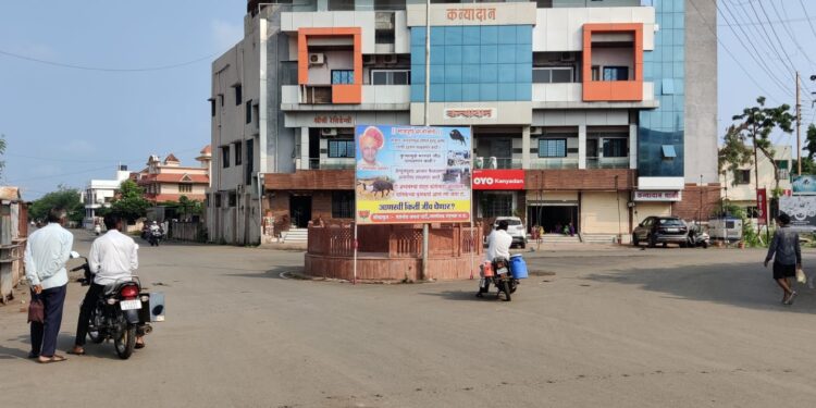 नगरपालिकेचा प्रशासकीय कारभाराविरूध्द भाजपाची फलकबाजी वेधतेय नागरीकांचे लक्ष