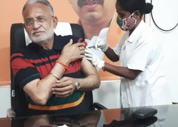 माजी आ. चंद्रकांत रघुवंशी, नगराध्यक्षा रत्ना रघुवंशी यांनी घेतली कोरोना लस,नागरिकांनी लसीकरण करून घ्यावे, रघुवंशी दाम्पत्यांनी केले आवाहन