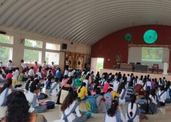 धडगांव तालुक्यातील विविध गावात लघुचित्रपट व शॉर्ट व्हिडिओच्या माध्यमातून आदिवासी जनजागृती टीम करीत आहे जनजागृती