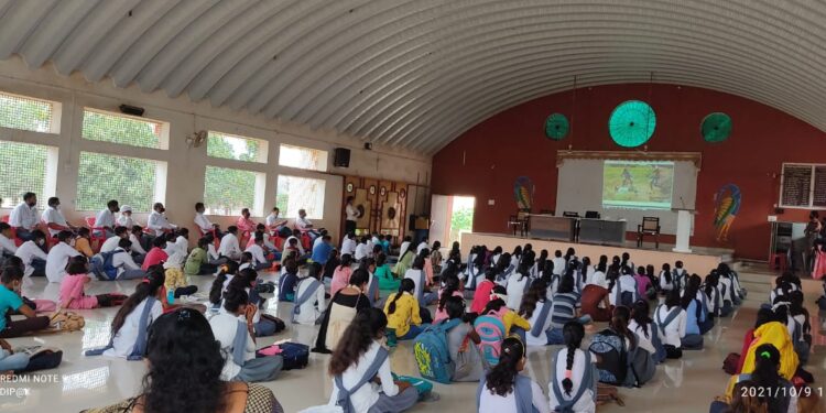 धडगांव तालुक्यातील विविध गावात लघुचित्रपट व शॉर्ट व्हिडिओच्या माध्यमातून आदिवासी जनजागृती टीम करीत आहे जनजागृती