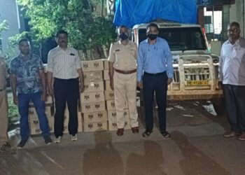 दरा येथे पोलीसांनी जप्त केला अवैध दारूसह साडे सोळा लाखाचा मुद्देमाल, गाडीत सापडली तलवार, चालक झाला फरार