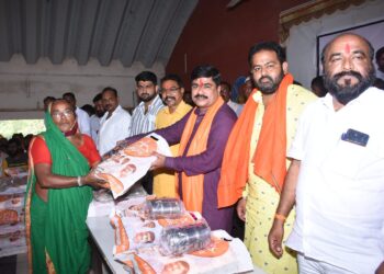 शिवसेनेचे जिल्हा संपर्कप्रमुख बबनराव थोरात यांच्या वाढदिवसानिमित्त धडगांव तालुक्यात संसारोपयोगी वस्तुंचे वाटप