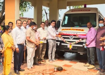 वावडी प्राथमिक आरोग्य केंद्रात  नवीन अत्याधुनिक रुग्णवाहीचे  जि.प सदस्य अजित नाईक यांच्या हस्ते लोकार्पण